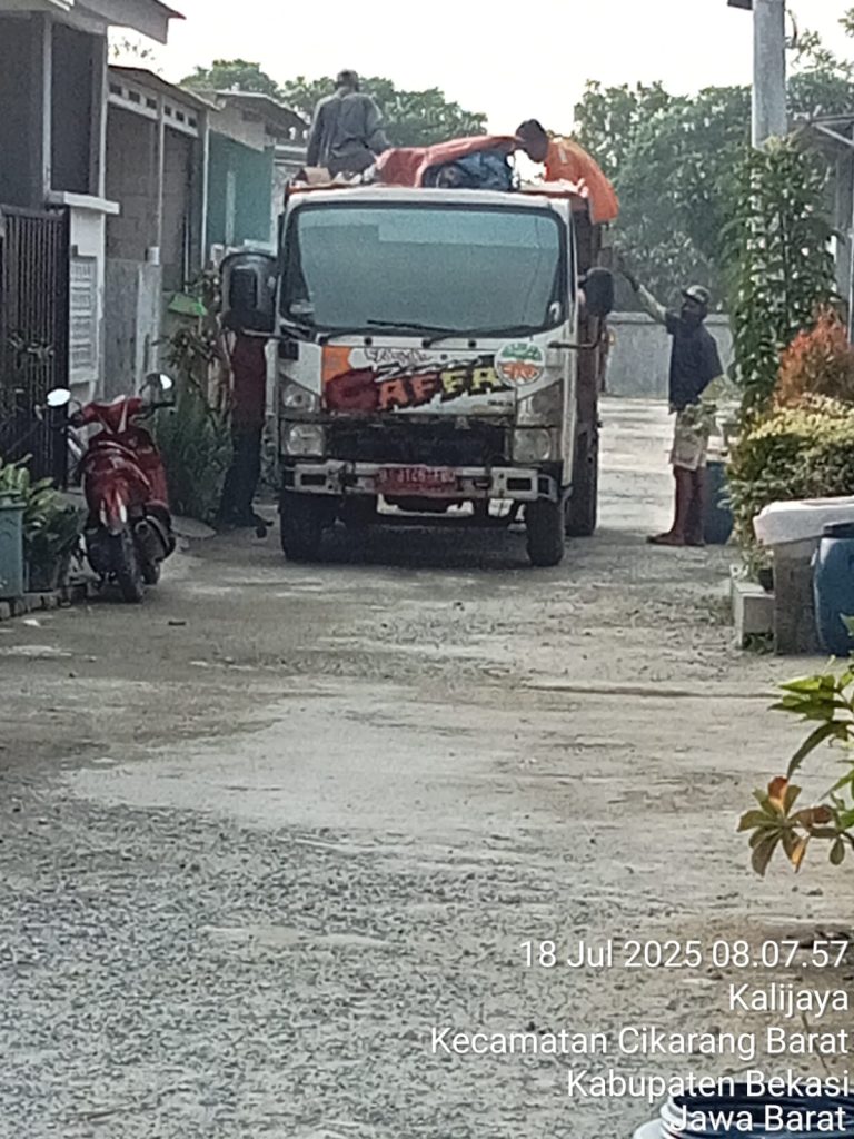 FOTO: TRUCK PENGANGKUT SAMPAH (By Bram)