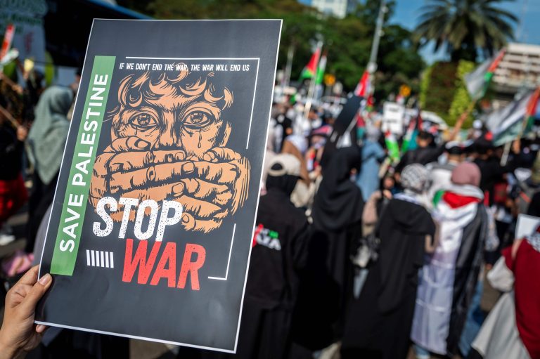 antarafoto-aksi-mengawal-global-sumud-flotilla-di-jakarta-1759821190