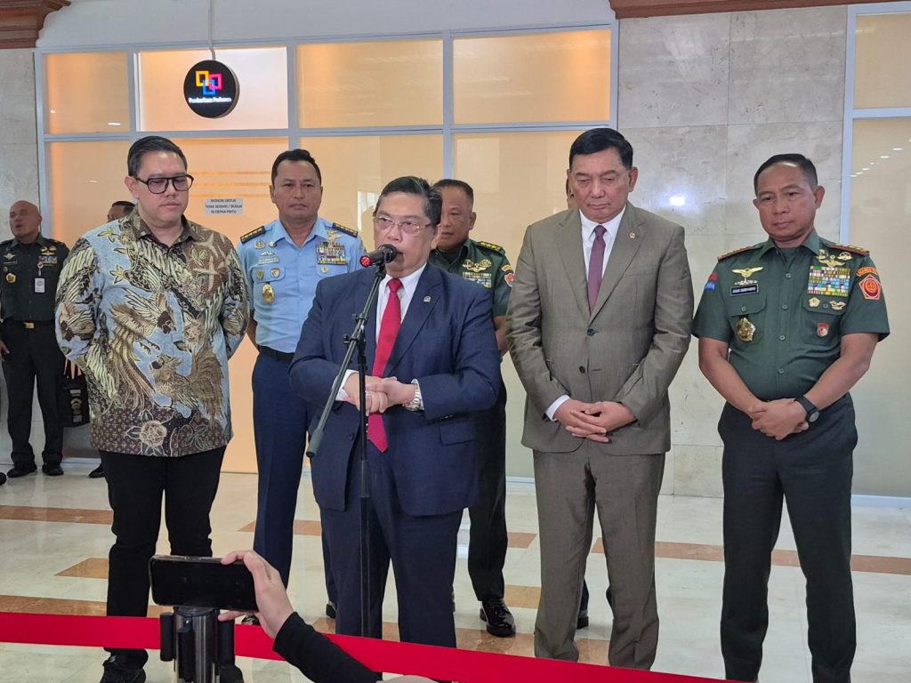 raker-komisi-i-dpr-bahas-rencana-pengiriman-20000-pasukan-perdamaian-ke-gaza-24112025-181252