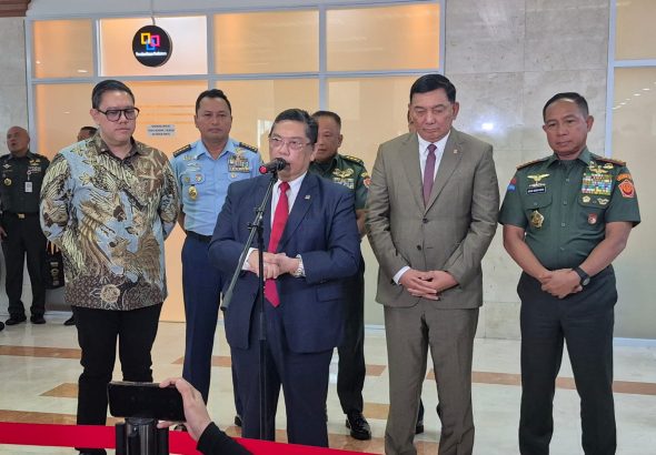 raker-komisi-i-dpr-bahas-rencana-pengiriman-20000-pasukan-perdamaian-ke-gaza-24112025-181252