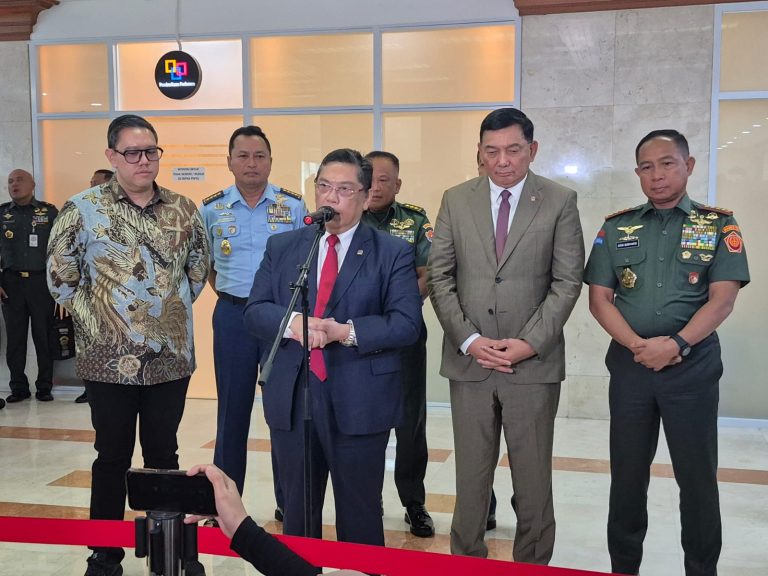 raker-komisi-i-dpr-bahas-rencana-pengiriman-20000-pasukan-perdamaian-ke-gaza-24112025-181252