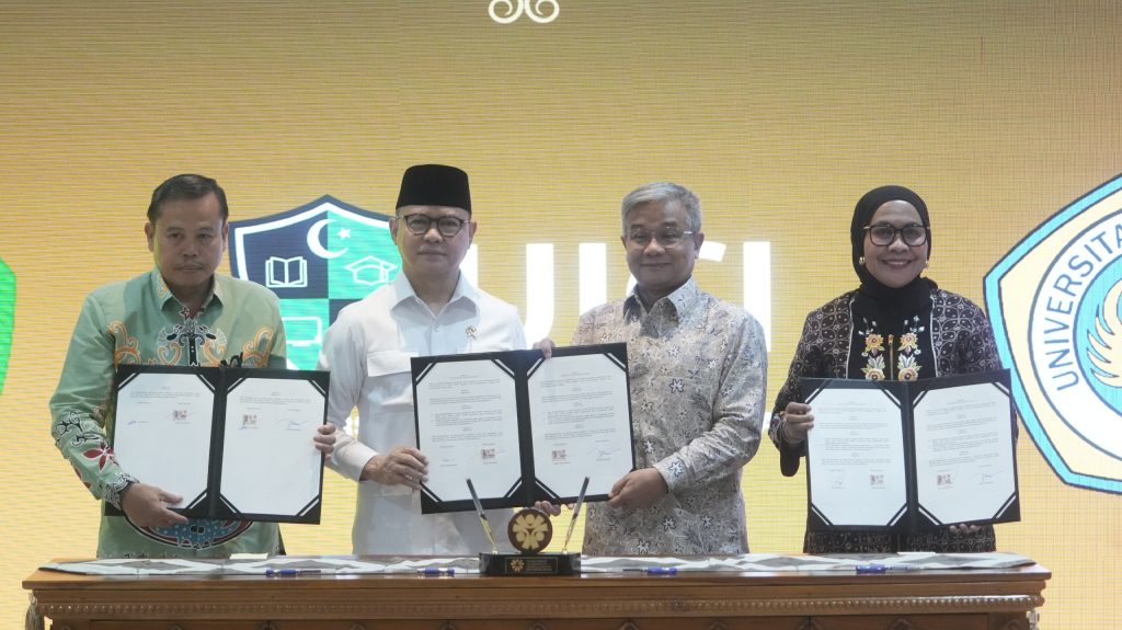 Menteri Mukhtarudin ketika penandatanganan MoU di Kantor KP2MI, Jakarta (16/4/2026).