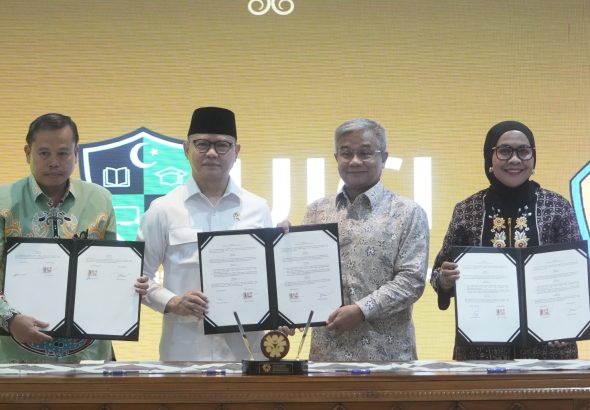 Menteri Mukhtarudin ketika penandatanganan MoU di Kantor KP2MI, Jakarta (16/4/2026).
