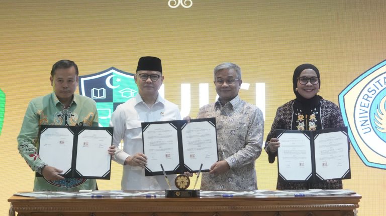 Menteri Mukhtarudin ketika penandatanganan MoU di Kantor KP2MI, Jakarta (16/4/2026).