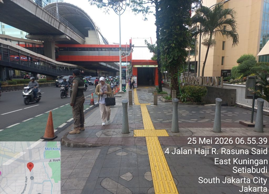 Foto: Kasatpol PP saat melakukan penertiban pedagang kaki lima (PKL) di Jl. HR Rasuna Said Kuningan