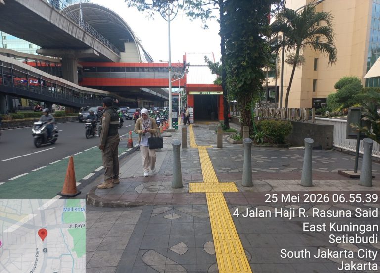 Foto: Kasatpol PP saat melakukan penertiban pedagang kaki lima (PKL) di Jl. HR Rasuna Said Kuningan